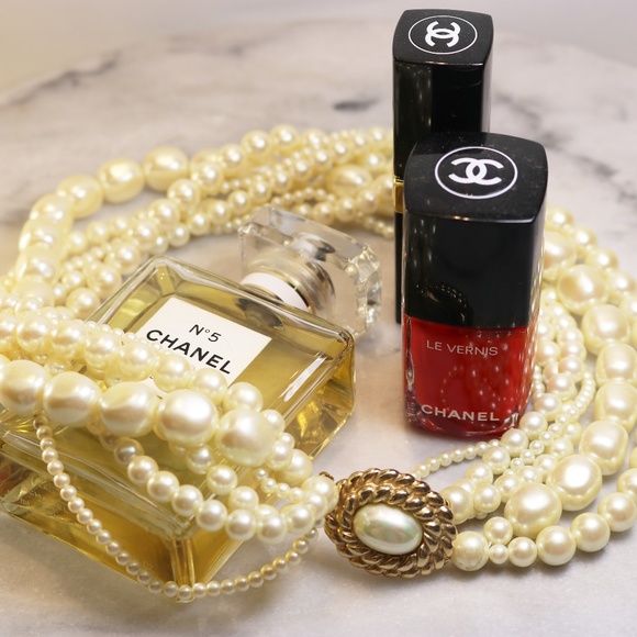 Carolee Elegant Six Strand Simulated Pearl Necklace with Gorgeous Clasp - Picture 3 of 15